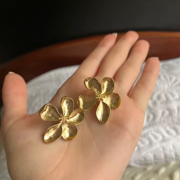 Gold tone Flower Stud Earrings – Vintage Style Statement Jewelry - Picture 1 of 9